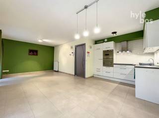 <p><span>Centraal gelegen gelijkvloers appartement met terras en stadstuin. Dit instapklare, lichtrijke appartement verwelkomt u in een inkomhal met gastentoilet. De leefruimte sluit aan op een open, volledig ingerichte keuken met keramische kookplaat, dampkap, oven, microgolfoven, koelkast en vaatwasser. Verder zijn er een berging met aansluiting voor een wasmachine en een badkamer met douche en dubbele lavabo. De ruime slaapkamer geeft toegang tot een tweede kamer, die u kunt gebruiken als kinderkamer, bureau of dressing. Buiten geniet u van een terras en een aangename stadstuin. Een ruime ondergrondse autostaanplaats met aansluitende individuele kelderberging is inbegrepen in de huurprijs. Plan uw bezoek!</span></p>