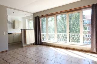 Een 2 slpk. appartement in een aangename woonlei op de 2de verdieping zonder lift. Inkomhal, woonkamer aan open keuken, badkamer (ligbad en lavabo in meubel), apart toilet, berging en twee slaapkamers. Kelderberging. Geen gemeenschappelijke kosten.