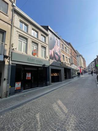 <p><span>Groot en praktisch handelspand (volledig pand) op 1 van de 2 belangrijkste winkelstraten van de stad, op nog geen 100 meter van de Markt. Op het gelijkvloers is er een mooie open ruimte van 100 m² voorzien, maar ook het eerste verdiep en zolder bieden heel wat mogelijkheden (2X60m2) qua winkelruimte en/of stockageruimte. Mooie vitrine met zicht tot achteraan winkelpand, waar er een knappe vide is. </span></p>