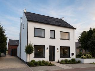 Deze woning ligt in Vliermaal, deelgemeente van de stad Hasselt, gekenmerkt door haar landelijke charme met een aangename dorpssfeer en veel groen. Vliermaal combineert de rust van het platteland met een vlotte verbinding naar omliggende steden en voorzieningen. Het perceel heeft een oppervlakte van 12a 33ca en is noordoostelijk georiënteerd. De woning dient verder gerenoveerd te worden, maar de verrassend grote oppervlakte biedt allerhande mogelijkheden.<br /><br />Op het gelijkvloers bestaat het hoofdvolume uit een inkomhal met toegang tot de gedeeltelijke kruipkelder, een ruime woonkamer over de gehele diepte van het huis, een leefkeuken met eetkamer, een bureau, een badkamer, een toilet en een veranda. Op het verdiep liggen 3 grote slaapkamers en een kleinere kamer met toegang tot de zolder, die – mits de nodige aanpassingswerken – tevens benut kan worden.<br /><br />Aan de binnenkoer liggen verschillende berg-/werkruimtes met bovendien ruime zolders. Gezien de onvergunde toestand van deze constructies, is het aangeraden de eventuele verbouwplannen te bespreken met de dienst omgeving.<br /><br />De tuin met een oppervlakte van ruim 8 are ligt in agrarisch gebied en kijkt uit over de achterliggende velden.<br /><br />Het glooiende landschap van het landelijke Vliermaal is de ideale omgeving voor wandel- en fietsliefhebbers. Kortom, een woning met veel potentieel in een gezinsvriendelijke en landelijke buurt.<br />