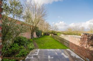 Gelegen in de hoofdstraat van Bellegem geniet deze woning van een unieke ligging: langs de voorzijde bevindt u zich midden in het bruisende dorpsleven met alle voorzieningen binnen handbereik, terwijl u achteraan wordt verrast door een prachtig, open zicht op de Bellegemse velden, waar rust en groen de bovenhand nemen.Indeling:- inkomhal- bureauruimte/polyvalente ruimte - lichtrijke leef- en eetruimte met zicht op het groen- open leefkeuken voorzien van alle comfort- inpandige garage met toegang tot kelder- afzonderlijk toilet- 3 volwaardige slaapkamers, waarvan 1 met ensuite dressing- ruime badkamer voorzien van ligbad, douche en dubbele lavabo- ruime bergzolderOntdek zelf de mogelijkheden en charme van deze woning! Contacteer Valentine Duquesne (0493/253262 - valentine.duquesne@dewaele.com)Deze woning wordt aangeboden via de Power-sale formule. Bezoeken vinden op afspraak plaats tussen maandag 13/4 - zaterdag 18/4. De eigendom wordt aangeboden via de Power-sale formule. Van 13/04/2026 om 09:00 tot 18/04/2026 om 11:00 kan u de woning op afspraak komen bezichtigen en een bod uitbrengen. De vermelde prijs is een instelprijs. Voor meer info, gelieve contact op te nemen met de dossierverantwoordelijke.