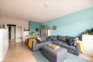 <p>In een rustige straat, op een boogscheut van de Put van Ekeren, bevindt zich dit aangename en <strong>instapklare twee slaapkamer appartement </strong>op de tweede verdieping. Dankzij de gunstige ligging geniet u hier van een vlotte bereikbaarheid én alle nodige voorzieningen in de directe omgeving (winkels, openbaar vervoer, scholen en groen).</p><p><br /></p><p><strong>Het appartement bestaat uit</strong> een inkomhal - een lichtrijke leefruimte met eetkamer en balkon - een praktische keuken - een badkamer met ligbad - twee slaapkamers.</p><p><br /></p><p><strong>Troeven:</strong> Een instapklaar gerenoveerd appartement - dak gerenoveerd in 2022 - Groene aangename woonomgeving</p>