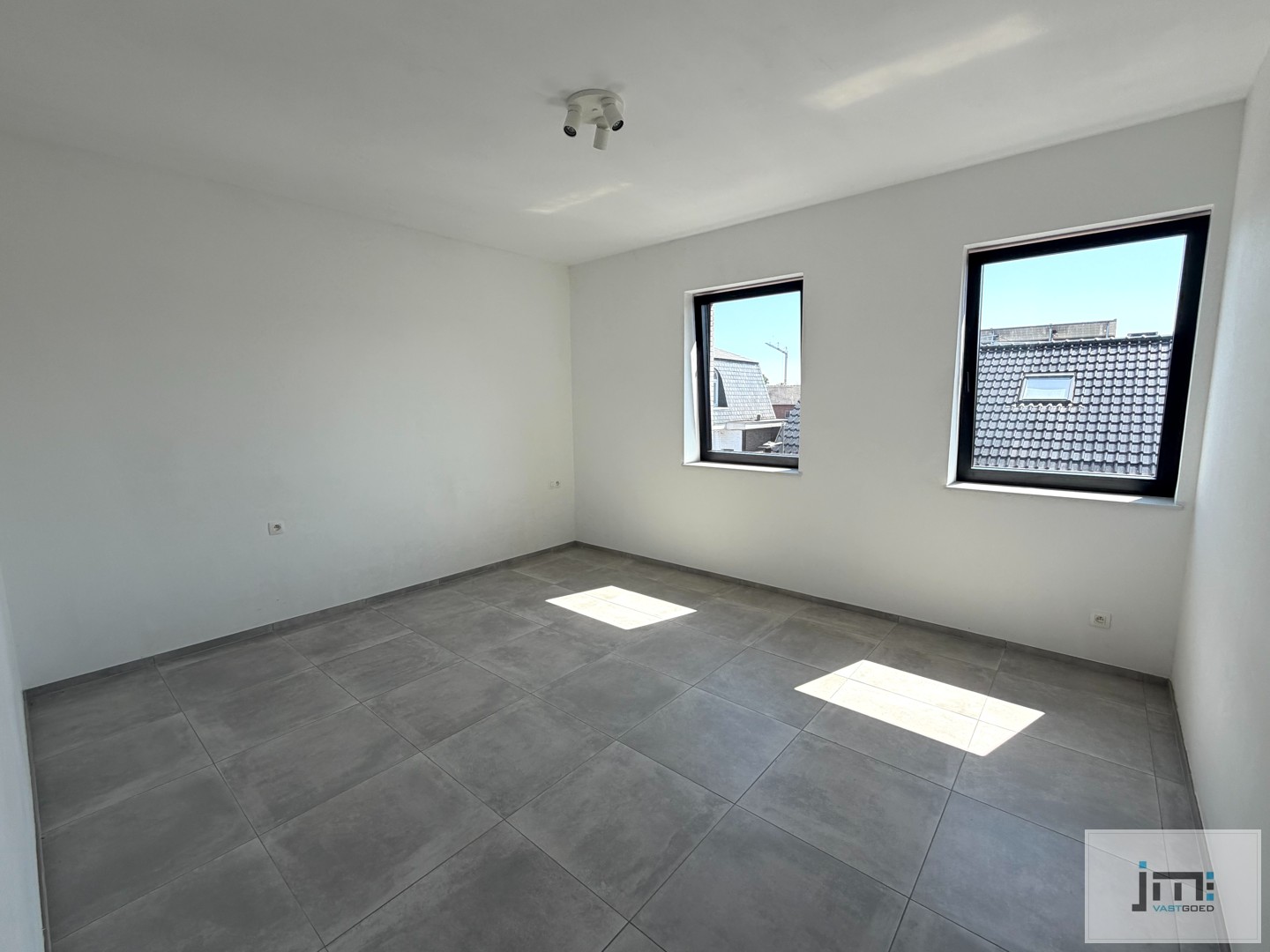 Recent appartement met 2 slaapkamers, carport en buitenberging - foto 5