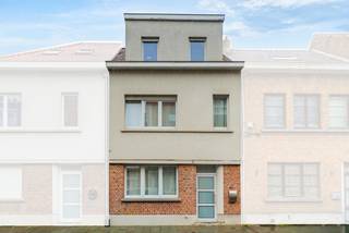 👉 Woning met 4 à 5 slaapkamers en koer te koop in Evere – Paduwa wijkInstapklare eengezinswoning in uitstekende staat nabij Sint-Lambrechts-WoluweWe...