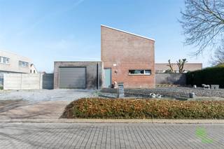 Op een rustige woonwijk in Donk vinden we deze halfopen bebouwing uit 2001 terug.Via de nabijgelegen Steenweg is er een vlotte verbinding naar zowel...