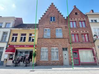 Deze woning (vernieuwd in 2011 met energielabel B) is gelegen in de Brugse binnenstad, op wandelafstand van 't station en van de Markt, dichtbij het Minnewaterpark en met de Brugse Vesten net om de hoek.<br />Er zijn o.a. 3 slaapkamers, een ruime badkamer, ingerichte keuken, kelder en binnenpatio van 11m².<br />Mogelijkheid tot aankoop van een achterliggende garage. Goedgekeurde elektriciteit. (sted. inl. in aanvraag). <br /><br />www.desmetpoupeyebrugge.be<br /><br />Voor meer info of een bezoek, contacteer ons 050 47 00 00 of kom langs op ons kantoor te Hoefijzerlaan 1 ('t Zand) Brugge.<br /><br />- inkom met toilet<br />- living (vloertegels): 3,25m à 3,75m x 9,90m<br />- ingerichte keuken met dampkap, keramische kookplaat, oven, frigo, vaatwasmachine en eethoek<br />- wasplaats<br />- zonnige koer: 2m35m x 4m50 met berging<br />1ste verdieping<br />- nachthall met afzonderlijk toilet<br />- badkamer met dubbele lavabo in meubel, ligbad, afzonderlijke douche en handdoekradiator<br />- slaapkamer 1 (laminaatparket): 3m2m x 4m12m<br />- slaapkamer 2 (laminaatparket): 2m80m x 5m75m<br />2de verdieping<br />- slaapkamer 3 (laminaatparket): 4m x 5m<br />kelderverdieping<br />- kelder<br /><br />* dubbele beglazing met rolluiken (enkel glas aan de voorkant)<br />* vernieuwd in 2011<br />* mogelijkheid tot kopen van een garage aan € 50.000 (inrit Katelijnestraat 114 of Sulferbergstraat 29)<br />- diepte : 6m90<br />- breedte : 2m67<br />- inrijbreedte : 2m30<br />- inrijhoogte : 1m89<br /><br />* elektriciteit is goedgekeurd tot 18/05/2036 <br />* dak vernieuwd in 2010<br />* isolatie dak in 2017<br />* ramen vernieuwd in 2020 en 2011 en voorzien van rolluiken<br />* CV ketel vernieuwd in 2011<br />* injecteren in 2015