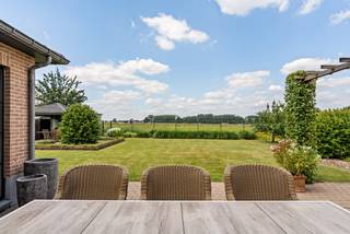 Dans un endroit calme entre Wellen et Alken se trouve cette villa spacieuse et parfaitement entretenue, située sur un terrain exceptionnel d'environ 1 hectare. Grâce à son orientation sud favorable et à son emplacement sans voisins à l'arrière, vous pourrez profiter d'une intimité optimale et d'un vaste panorama sur les champs environnants. Un atout absolu est le pré adjacent, directement accessible par une route goudronnée. Cela rend l'ensemble particulièrement attrayant pour les amoureux des animaux ou ceux qui recherchent de l'espace extérieur supplémentaire dans un environnement rural.<br /><br />Disposition :<br />La maison vous accueille par un hall d'entrée spacieux avec toilettes pour les invités et un lavabo. Au rez-de-chaussée, vous trouverez également un coin salon confortable, une salle à manger lumineuse, une cuisine entièrement équipée et un bureau. Il y a également un hall arrière pratique avec un débarras/buanderie et un garage double intégré.<br />Au premier étage, il y a quatre chambres à coucher complètes, dont une avec dressing. La salle de bains est équipée d'une baignoire et d'une douche. De plus, un des chambres permet d'accéder au grenier, offrant ainsi un espace de stockage supplémentaire.<br /><br />À l'extérieur, une grande attention a été portée au confort et à la qualité de vie. Le jardin joliment aménagé dispose d'une grande terrasse et d'une pergola charmante avec un abri de jardin. À l'avant de la maison, il y a un parking suffisant pour les résidents et les visiteurs.<br />De plus, le jardin est entièrement clôturé. Le pré adjacent est facilement accessible par une route séparée.<br /><br />Source de la surface habitable : EPC<br /><br />Caractéristiques exceptionnelles :<br />- Emplacement unique avec vue dégagée sur les champs environnants<br />- Pas de voisins à l'arrière<br />- Orientation solaire optimale<br />- Prêt à emménager et parfaitement entretenu<br />- Quatre chambres à coucher<br />- Garage double intégré<br />- Citerne d'eau de pluie pour les toilettes et les robinets extérieurs<br />- Système d'alarme et de détection incendie<br />- Climatisation disponible<br />- Panneaux solaires (2024)<br />- Chaudière au gaz naturel Vaillant à haut rendement (2024)<br />- Station de recharge pour voiture électrique (2026)