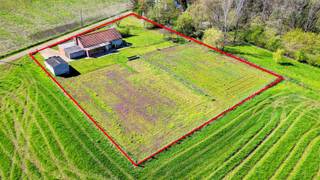 <p>Te koop: Karaktervolle open bebouwing in Tielt-Winge, gelegen in een landelijke omgeving met vrij zicht en nabij de op- en afrit van de E314.</p><p><br /></p><p>Deze woning uit het begin van de 20e eeuw biedt een unieke combinatie van rust, ruimte en bereikbaarheid. Omgeven door agrarisch gebied geniet u hier van een groene setting. Het perceel van maar liefst 4.312 m² is ideaal voor dierenliefhebbers en biedt tal van mogelijkheden voor buitenactiviteiten. Dankzij de ligging vlakbij belangrijke invalswegen bent u snel verbonden met omliggende steden en voorzieningen.</p><p><br /></p><p>Bekijk de woning hier alvast volledig virtueel zowel binnen als buiten.</p><p><br /></p><p>Belangrijkste ruimtes:</p><p>• Woonkamer en toegang tot de veranda</p><p>• Keuken met dubbele spoelbak, elektrische kookplaat en dampkap</p><p>• Badkamer met zitbad en wastafel</p><p>• Twee slaapkamers</p><p>• Veranda met uitzicht op de tuin</p><p>• Berging met technische ruimte en verwarmingsketel</p><p>• Garage</p><p>• Kelder deels in kruipruimte</p><p>• Uitgestrekte tuin (4.312 m²)</p><p><br /></p><p>Troeven:</p><p>• Landelijke omgeving met vrij zicht</p><p>• Groot terrein geschikt voor dierenliefhebbers</p><p>• Vlotte bereikbaarheid nabij op- en afrit E314</p><p><br /></p><p>Neem vandaag nog contact op met uw ERA-makelaar voor een bezoek.</p><p><br /></p><p>JOUW DROOMHUIS. ZO GEVONDEN!</p>
