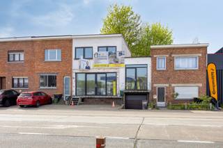 Dit pand biedt de mogelijkheid om uw eigen zaak te starten gecombineerd met een gezellige woning. In 2025-2026 werd het grondig gerenoveerd, ramen, vloeren, technieken,.... <br /><br />We komen binnen in het ruime handels gedeelte van 50 m² met 8,5m straat breedte. Deze ruimte bestaat uit 2 delen.<br />Verder op deze verdieping vinden we een extra ruimte die al bureau gebruikt kan worden. <br />Tot slot hebben we nog 2 toiletten, keuken en badkamer als ook de leefruimte met toegang tot de tuin.<br /><br />Op de 1ste verdieping vinden we 2 zeer ruime slaapkamers.<br />Verder is er nog een ruime kelder en garage. <br /><br />Dit pand is momenteel in de laatste fase van afwerking. Inspraak is nog mogelijk.<br />De plannen zijn op te vragen per email.<br /><br />Wenst u meer informatie of een bezoek? Contacteer ons gerust!