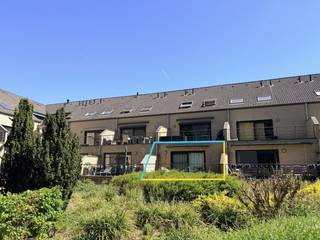 Op zoek naar een instapklaar appartement op een toplocatie?<br />Dit aangename appartement in de Pleinstraat in Heverlee combineert een rustige woonomgeving met een uitstekende bereikbaarheid. Gelegen op wandelafstand van winkels, centrum Leuven, openbaar vervoer en sportfaciliteiten, en met een vlotte verbinding naar belangrijke invalswegen, is dit de ideale uitvalsbasis.<br />Bij het betreden van het appartement komt u via de inkomhal in de lichtrijke open woon en eetkamer met ingerichte keuken. Deze open indeling zorgt voor een ruim en gezellig leefgedeelte met veel natuurlijke lichtinval.  Een absolute troef is het ruime zuidwestgerichte terras, waar u in alle rust kan genieten van een open zicht op het park en optimaal profiteert van de namiddag en avondzon.<br />Het appartement beschikt verder over twee slaapkamers, een badkamer met lavabomeubel, douche en aansluiting wasmachine, en een praktische berging die extra opslagruimte biedt. Apart gastentoilet.<br />Tot slot is er een private garagebox (5.65 x 2.85m) inbegrepen, wat zorgt voor extra comfort en een zorgeloze parkeermogelijkheid.  Gemeenschappelijke fietsenberging.<br />Kortom, een ideaal appartement voor wie comfortabel wil wonen op een uitstekende locatie of als investering.