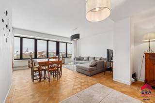 <p>Te koop: ruim appartement in Aalst, centraal gelegen nabij het station, winkels en horeca.</p>

<p>Dit instapklaar appartement werd volledig gerenoveerd in 2018 (ramen, badkamer, keuken, elektriciteit...) en bevindt zich op de vijfde verdieping van een imposant gebouw met lift. Het appartement biedt een grote bewoonbare oppervlakte van 112m² en een gunstig EPC-label B. De elektrische installatie is conform en het pand beschikt over een asbestveilig attest. Dankzij de centrale ligging bevindt u zich op slechts 400 meter van het winkelcentrum, restaurants, invalswegen en het station van Aalst.</p>

<p>Belangrijkste ruimtes:<br />• Hal (12,0 m²) met apart toilet.<br />• Ruime woonkamer (33,51 m²) met veel lichtinval en parketvloer.<br />• Keuken (10,0 m²) gerenoveerd in 2018.<br />• Twee ruime slaapkamers (14,0 m² en 13,0 m²) waarvan één toegang biedt tot het terras.<br />• Badkamer en wasplaats.<br />• Garagebox aan te kopen voor 30.000 EUR</p>

<p>Troeven:<br />Het appartement is verhuurd voor 910 EUR per maand waardoor dit ook interessant is voor investeerders!</p>

<p>Neem vandaag nog contact op met uw ERA-makelaar voor een bezoek.</p>

<p>JOUW DROOMAPPARTEMENT. ZO GEVONDEN!</p>
