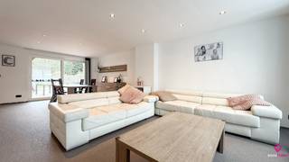 Bij ImmoFusion 7/7 “open huis” : klik op onze 3D-TOUR.Deze prachtige, instapklare woning met garage en volledig omheinde tuin straalt klasse, comfort...