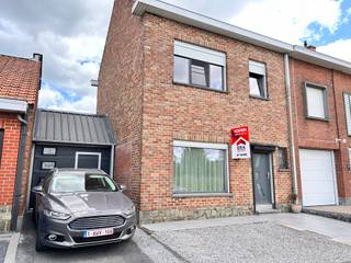 Deze instapklare woning biedt je alle comfort in een groene omgeving.Indeling:Via de inkomhal kom je in de gezellige woonkamer. De moderne keuken is...
