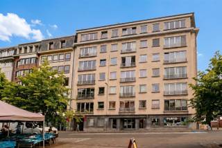 <p><span>Dit uitstekend gelegen appartement in het bruisende centrum van Leuven is gelegen op de 3</span><span><sup>de</sup></span><span> verdieping van een statige residentie. Dit lichtrijke appartement omvat: een inkomhal, een ruime living met aansluitend een volledig ingerichte keuken, een nachthal met ingemaakte vestiairekast, een badkamer met ligbad, wastafelkast en spiegelkast, drie volwaardige slaapkamers met aansluitend terras en een gastentoilet. De huurders van dit appartement kunnen genieten van het prachtige zicht over het Herbert Hooverplein. Tevens zit in de huurprijs van dit ruim appartement een autostaanplaats inbegrepen. €100,00 maandelijkse lasten (individuele tellers worden overgenomen). Beschikbaar vanaf 1 augustus 2026. Domicilie verplicht. Dit ruim appartement is uitermate geschikt voor mensen die centraal wensen te wonen. Voor snelle beslissers.</span></p>