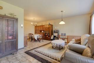 Bent u op zoek naar een solide huis te koop in Merksem? Dit goed onderhouden huis in de populaire Tuinwijk biedt een unieke kans om een kwalitatieve woning te kopen en in te richten naar eigen smaak. <br /><br />We betreden het huis via de inkomhal met gastentoilet. De hal leidt naar de gezellige leefruimte die uitkijkt op de onderhoudsvriendelijke tuin. Aan de voorzijde ligt de keuken met plaats voor een ontbijttafel, perfect om eventueel om te vormen tot één open ruimte met de leefruimte.<br /><br />Op de eerste verdieping bevinden zich 3 slaapkamers van ca. 15, 12 en 9 m², een nette badkamer en een berging met wasmachineaansluiting. De tweede verdieping biedt een ruime zolder die u nog volledig naar wens kunt inrichten.<br /><br />Dit huis heeft een zeer gunstige ligging, nabij scholen, parken en profiteert u van uitstekende mobiliteit richting Antwerpen en de omliggende regio. Dit is dé kans om een goed onderhouden gezinshuis te kopen in Merksem.<br /><br />Bijzonderheden:<br />- Gelegen in de geliefde Tuinwijk te Merksem<br />- Verwarmingsketel op gas van 2021<br />- Een ruime zolder met enorm potentieel<br />- Garagebox inbegrepen - gelegen om de hoek<br /><br />Bent u geïnteresseerd om dit vastgoed te kopen in Merksem? Aarzel dan niet om ons te contacteren. Het Dewaele vastgoedkantoor van Merksem te Lambrechtshoekenlaan 183 staat graag tot uw dienst. Had u graag een gratis schatting van uw eigendom via ons immokantoor? Bel ons voor een vrijblijvend gesprek of mail naar maxime.weyler@dewaele.com.<br /><br />Bestuursmaatregelen in het maatregelenregister: nee