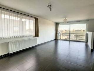 Vous recherchez de l'espace, du confort et beaucoup de lumière ? Cet appartement situé au 2ème étage d'une résidence bien entretenue de la rue Antoinette Grossé offre tout ce qu'il faut. Grâce aux nombreuses fenêtres, vous pouvez profiter de la lumière naturelle et d'une belle vue imprenable sur les environs verdoyants.<br /><br />Lorsque vous entrez dans l'appartement, vous remarquez immédiatement l'espace de vie spacieux, qui se connecte parfaitement à la terrasse ensoleillée. La cuisine ouverte offre de nombreux espaces de rangement et est équipée d'appareils encastrés de haute qualité. <br /><br />L'un des atouts majeurs est son emplacement calme à proximité du Damse Vaart, entouré de verdure.<br /><br />C'est également un excellent endroit pour se garer et entreposer : l'appartement dispose d'un garage privé derrière le bâtiment et d'un accès à un local à vélos commun.<br /><br />Disposition :<br /><br />- Salon lumineux avec accès à la terrasse<br />- Cuisine ouverte entièrement équipée<br />- 2 chambres<br />- Salle de bain avec douche à l'italienne et baignoire<br />- Terrasse ensoleillée<br />- Box de garage privé<br /><br />Dans l'ensemble :<br /><br />- Prix de location : 925,00 €/mois<br />- Commission des frais communs : 75,00 €/mois<br />- Comprend : boîte de garage<br />- EPC : étiquette B<br /><br />Le moyen le plus rapide pour visiter cette propriété ? Demandez votre visite via le bouton rose de notre site Web (www.dewaele.com) et vous serez contacté par l'un de nos experts en location.<br /><br />Les images générées par l’IA sont fournies en guise d'inspiration. Elles ne tiennent pas compte des spécifications techniques, ni des renseignements urbanistiques, ni des possibilités concrètes de réalisation.