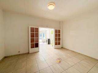 Charmante woning te Wevelgem, zeer goede centrale ligging. inkom, ruime woonkamer, open keuken met zicht op terras. gelijkvloerse badkamer met douche, lavabomeubel en toilet. Grote naastgelegen berging. Gezellige binnenkoer. Op eerste verdieping, twee ruime slaapkamers en een toilet. Op tweede verdieping een grote zolder die gemakkelijk kan omgevormd worden tot 1 of twee extra kamers. Dak voorzien van isolatie, overal dubbel glas op pvc ramen. Woning heeft EPC label D waardoor er geen renovatieplicht van toepassing is. Woning is asbestveilig. Instapklare betaalbare woning. Vraag nu een vrijblijvend bezoek aan.
