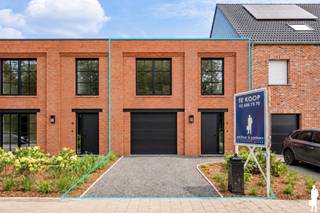 <p>Moderne, kwalitatieve <strong>nieuwbouwwoning</strong> met warmtepomp en zonnepanelen en <strong>weids</strong> groen uitzicht.</p>
<p>Deze recente en kwalitatieve nieuwbouwwoning met strakke belijning, met warme rode gevelsteen en zwart aluminium accenten is gelegen in een rustige, <strong>doodlopende straat</strong> in Essen-Heikant en combineert hedendaags wooncomfort met energiezuinige technieken en een prachtig weids zicht achteraan.<br /><br /><strong>Indeling</strong>:<strong><br />Gelijkvloers</strong><br />-Bij het binnenkomen wordt u verwelkomd in een stijlvolle inkomhal voorzien van<strong> ingemaakte kasten </strong>met geïntegreerde indirecte verlichting<br />-Apart gastentoilet met handenwasser en stijlvolle patroontegel<br />-<strong>Ruime leefruimte </strong>met grote raampartijen<br />-Moderne, <strong>luxueuze open leef keuken </strong>en straalt<strong> </strong>rust en verfijning uit en is volledig uitgerust met:<br />Combi-oven, dampkap met filtersysteem, inductievuur, vaatwasser, geïntegreerde koelkast, geïntegreerde diepvries<br />-Heel de beneden verdieping wordt verwarmd met <strong>vloerverwarming</strong><br /><br /><strong>Verdieping:</strong><br />-De bovenverdieping beschikt over <strong>3 volwaardige slaapkamers,</strong> allen afgewerkt met mooie parketegel en voorzien van vloerverwarming<br />-De luxueuze badkamer is een echte eyecatcher en werd afgewerkt met<strong> hoogwaardige materialen,</strong> waaronder een stijlvolle terrazzo-accentwand<br />De badkamer beschikt over:<br />-Dubbele lavabo met meubel en spiegelkasten<br />-Ruime inloopdouche met glazen wand<br />-Tweede toilet<br />-Handdoekverwarmer<br /><br /><strong>Garage &amp; buitenruimte:</strong><br />-Veilige, afgesloten garage met automatische poort<br />-Ingemaakte kast in de garage<br />-Buitenkraan voorzien<br />De woning beschikt over een<strong> volledig omheinde tuin</strong> met nieuw geplaatste afsluiting en een aangelegd terras<br />Achteraan geniet u van een weids groen zicht zonder directe inkijk<br /><strong><br />Troeven:</strong><br />-<strong>Warmtepomp</strong> lucht-water<br />-<strong>Vloerverwarming</strong> overal (behalve garage)<br />-Voor 2730Wp aan 4 <strong>zonnepanelen</strong> <br />-<strong>Regenwaterput</strong> van 10.000 liter<br />-Aluminium ramen met extra geïsoleerde profielen<br />-Op de constructie (369.000€) wordt 21% BTW gerekend en 12% op het grondaandeel( 160.000€)</p>
<p>-<strong>BEN-</strong>woning<strong><br />- Bijgebouw </strong>12m2 kan bijgeplaatst worden<br /><br />Deze woning<strong> combineert energiezuinig wonen, moderne afwerking</strong> en een<strong> top ligging in Essen</strong><br />Ideaal voor gezinnen of wie comfortabel en toekomstgericht wil wonen.</p>