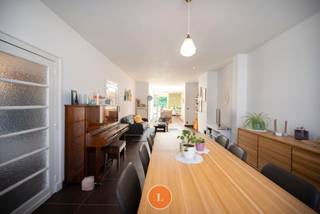 Deze instapklare woning gelegen vlakbij het centrum van Menen is op zoek naar zijn nieuwe eigenaars!We betreden de woning via de ruime...