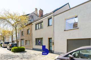 Ontdek deze prachtig gerenoveerde en volledig instapklare woning in de Leeuwerikenstraat 129 (Stene).<br /><br />Gelegen op een toplocatie vlak bij het strand, het centrum, parken en mooie wandelpaden, geniet je hier dagelijks van rust én bereikbaarheid. Deze woning bevindt zich in een aangename, residentiële buurt waar het heerlijk wonen is.<br /><br />De huidige eigenaars hebben de woning met oog voor detail en duurzaamheid volledig vernieuwd. Denk aan een moderne, volledig uitgeruste keuken, een stijlvolle badkamer, vernieuwde elektriciteit en leidingen en slaapkamers die van casco opnieuw zijn opgebouwd. Hier werd nergens ingeboet op kwaliteit, enkel het beste was goed genoeg.<br /><br />Binnenkomen doe je in een uitnodigende inkomhal die leidt naar een uitzonderlijk ruime en lichtrijke leefruimte met aansluitende open keuken. Van hieruit hebben we de perfecte aansluiting naar de tuin. <br /><br />Op de eerste verdieping bevinden zich drie volwaardige slaapkamers.<br />Via een vaste trap bereik je de zolderverdieping, waar een bijzonder ruime vierde slaapkamer met extra bergruimte werd ingericht, ideaal als master bedroom, hobbyruimte of thuiskantoor.<br /><br />Ook op vlak van energie en toekomstgericht wonen zit je hier goed: de woning is uitstekend geïsoleerd en voldoet aan de hedendaagse comfortnormen.<br />Indeling:Gelijkvloers: inkomhal, ruime leefruimte, keuken, berging, badkamer, tuin. Eerste verdieping: drie slaapkamers. Tweede verdieping: zeer ruime vierde slaapkamer met extra opbergruimte. <br /><br />Troeven:
<ul>
	<li>Overvloedige natuurlijke lichtinval</li>
	<li>Grondig en recent gerenoveerd</li>
	<li>Onderhoudsvriendelijk terras/tuin</li>
	<li>Vier volwaardige slaapkamers</li>
	<li>Energiezuinig (EPC B)</li>
	<li>Conforme elektrische installatie</li>
	<li>Asbestvrij</li>
</ul>
<br />Een woning waar je zonder zorgen kan intrekken en meteen kan genieten. Ideaal voor wie op zoek is naar ruimte, kwaliteit en een uitstekende ligging.