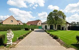 Welkom in deze ruime 4-gevelwoning, gebouwd in 2003 en gelegen op een mooi en ruim perceel van maar liefst 2.391 m². De woning combineert een aangename leefruimte met hedendaags comfort en energiezuinigheid en beschikt over maar liefst 6 slaapkamers en een EPC-label A.<br />
<p>De ruime inkomhal vormt het centrale punt van de woning en geeft toegang tot de verschillende leefruimtes. Enerzijds vinden we de ruime en lichtrijke leefruimte, die aansluit op de volledig geïnstalleerde keuken en praktische wasplaats. Anderzijds bevinden zich op het gelijkvloers drie ruime slaapkamers en een volledig uitgeruste badkamer met ligbad, douche, dubbele lavabo, toilet én sauna.</p>
<p>Dankzij de aanwezigheid van drie slaapkamers en een badkamer op het gelijkvloers, biedt de woning bovendien de mogelijkheid om volledig gelijkvloers te wonen. Dit maakt de woning niet alleen geschikt voor gezinnen, maar ook bijzonder interessant voor wie op termijn alle belangrijke leefruimtes op één niveau wenst te hebben.</p>
<p>Op de verdieping bevinden zich nog drie slaapkamers, een ruime dressing en een technische/bergruimte. Hierdoor biedt de woning tal van mogelijkheden voor gezinnen, een thuiskantoor of wie extra ruimte wenst.</p>
<p>Ook buiten heeft deze woning heel wat te bieden. Het ruime zonneterras van ca. 90 m² vormt de ideale plek om te genieten van de rust en de omgeving. De aangelegde en volledig omheinde tuin beschikt bovendien over een ruim berghok.</p>
<p><strong>Enkele troeven op een rij:</strong></p>
<p>- EPC-label A<br />- Elektrische installatie conform<br />- 33 zonnepanelen (11 kW)<br />- Thuisbatterij van 10 kW<br />- Laadpaal<br />- Vloerverwarming en koeling op het gelijkvloers (lucht/water)<br />- Warmtepomp lucht/lucht op het gelijkvloers en de verdieping<br />- Waterverzachter<br />- Geboorde put<br />- 6 slaapkamers<br />- Ruim perceel van 2.391 m²<br />- Zonneterras van ca. 90 m²</p>
<p>Als kers op de taart geniet de woning van een landelijke ligging, met diverse wandel- en fietsroutes in de directe omgeving. Tegelijk bevinden lokale handelaars, scholen en het openbaar vervoer zich op korte afstand, waardoor ook het dagelijkse comfort verzekerd is.</p>
<p>Benieuwd naar deze ruime en energiezuinige woning? Contacteer ons via 015 68 26 08 of info@imperiavastgoed.be en ontdek zelf de vele troeven die deze woning te bieden heeft.</p>
