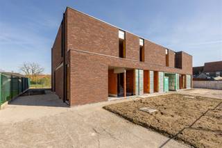 <p><span><strong>KIJKDAG ZA 11/04 6% BTW MOGELIJK | ENERGIEZUINIGE EN KWALITATIEVE HALFOPEN NIEUWBOUWWONING MET CARPORT EN 3 SLAAPKAMERS </strong></span><br /><span>Deze kwalitatieve halfopen nieuwbouwwoning is centraal gelegen in Vinkt op slechts 6 min. van Deinze, op 10 min. van Aalter en op wandelafstand van bakker, slager, school, sporthal en supermarkt. </span><br /><span>Deze woning heeft een optimale indeling met ruime leefruimte en open keuken, voldoende bergruimte, carport én 3 volwaardige slaapkamers.</span><br /><span>De warmtepomp met vloerverwarming en passieve koeling op 2 verdiepen, zonnepanelen, maximale isolatie en ventilatiesysteem D dragen bij tot een zeer energiezuinige eigendom.</span><br /><span>Dit alles op een mooi perceel van 243m² en met de mogelijkheid van het verlaagde 6% btw-tarief.</span><br /><span>Kijkdag op afspraak zaterdag 11 april, mail of bel om jouw afspraak vast te leggen. </span></p><p><span><strong>INDELING:</strong></span><br /><span>We komen binnen in de inkomhal met afzonderlijk toilet. Vanuit de inkom komen we terecht in de ruime leefruimte met open keuken.</span><br /><span>De leefruimte biedt grote raampartijen die voor een natuurlijke lichtinval alsook een mooi zicht op te tuin zorgen.</span><br /><span>Vanuit de keuken heeft men rechtstreekse toegang naar de wasplaats/berging.</span><br /><span>Op het verdiep vinden we de nachthal met afzonderlijk toilet en toegang tot 3 volwaardige slaapkamers en de badkamer met inloopdouche en dubbele lavabo met meubel.</span><br /><span>Buiten kan men genieten van een mooie tuin met afgewerkt terras. Tot slot wordt er nog een carport voorzien en geniet men een extra staanplaats op de oprit.</span><br /><span>De woning wordt volledig afgewerkt opgeleverd met inspraak van materiaalkeuze.</span><br /><span>Het lastenboek is beschikbaar en kan men raadplegen op aanvraag.</span></p><p><span><strong>TROEVEN:</strong></span><br /><span>- Warmtepomp met vloerverwarming en passieve koeling</span><br /><span>- Zonnepanelen aanwezig</span><br /><span>- 3 ruime slaapkamers</span><br /><span>- Carport + aangelegd terras</span><br /><span>- Regenwaterput 10.000L</span></p>