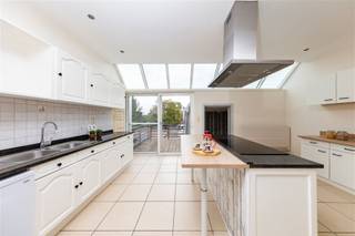 <p><span>Spacieux appartement en duplex avec 2 chambres et une terrasse dans le centre de Duffel</span></p><p><span>Cet appartement en duplex spacieux et lumineux est situé aux premier et deuxième étages d'un petit immeuble dans le centre de Duffel.</span></p><p><span>L'appartement dispose d'un agréable espace de vie, de deux chambres spacieuses et d'une terrasse conviviale. </span></p><p><span>Grâce à son emplacement central, les commerces, les écoles, les transports en commun et autres commodités se trouvent à proximité.</span></p><p><span>Informations pratiques : pas d'ascenseur dans l'immeuble. Charges communes : € 50 par mois. Disponible à partir du 1er octobre 2026</span><span>.</span></p>
