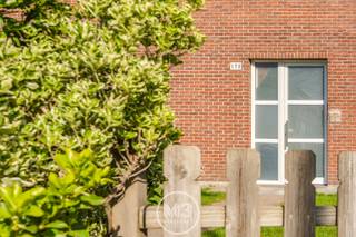 Welkom in de Laarstraat 172 b3 te Zwijndrecht. Op de 2e verdieping van dit kleinschalige gebouw vinden we een ruim appartement.We komen binnen in de...