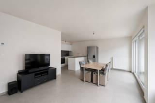Dit appartement is gelegen vlakbij het centrum van Izegem.<br /><br /><span>De indeling is als volgt</span>: <br />Inkomhal met apart toilet, lichtrijke woonkamer met open keuken, ruime berging, terras, 2 volwaardige slaapkamers en badkamer (lavabomeubel en inloopdouche).<br /><br />Er kan (optioneel) een grote parkeerplaats (op het gelijkvloers) bijgekocht worden 19.000,00 euro.<br /><br />PLUSPUNTEN:<br />- ENERGIEZUINIG <br />- 2 VOLWAARDIGE SLAAPKAMERS<br />- PERFECT INSTAPKLAAR (QUASI NIEUW)<br /><br />*Momenteel is het appartement verhuurd.
