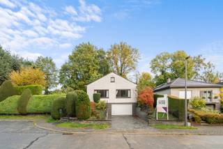 Deze charmante bungalowvilla bevindt zich in een rustige, groene omgeving, en ligt tegelijk centraal met winkels, scholen en invalswegen vlakbij...