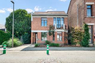 *KIJKDAGEN VOLZET*<br />Lenteweelde – ontdek deze verborgen parel in het hartje van Mechelen Zuid!<br /><br />Welkom in Lenteweelde, een woning met karakter op een toplocatie in Mechelen Zuid. Gelegen in een rustige en gegeerde buurt, combineert deze halfopen bebouwing ruimte, licht en comfort met een uitzonderlijke esthetiek in een familiale buurt.<br /><br />Wat deze woning écht uniek maakt, is iets wat je in Mechelen zelden samen vindt: een garagebox, een private oprit én een halfopen bebouwing. Voeg daar een prachtige tuin aan toe en je krijgt een plek waar je het gevoel hebt op vakantie te zijn. Een klein stukje Zuid-Frankrijk, gewoon in Mechelen.<br /><br />Binnen word je verwelkomd door een ruime, lichtrijke leefruimte waar de grote glaspartijen over de volledige breedte van de woonkamer en keuken zorgen voor een overvloed aan natuurlijk licht en een prachtig zicht op de tuin. De prachtige gashaard creëert dan weer warmte én gezelligheid in de winter. <br /><br />De woning beschikt verder over:<br />•3 volwaardige slaapkamers<br />•Een ruime badkamer met zowel ligbad als douche<br />•Een apart gastentoilet op het gelijkvloers<br />•Een grote bureauruimte, ideaal voor thuiswerk of een praktijk<br />•Een praktische berging<br />•Een geïsoleerde zolder<br />•Een volledig afgewerkte, droge en gecementeerde kelder <br /><br />Ook op technisch vlak zit je goed. Dankzij de zolderisolatie, zonnepanelen en zonnewering behaalt de woning recent een EPC-label C. De woning wordt verwarmd via een aardgasinstallatie met vloerverwarming, waardoor ze onmiddellijk comfortabel bewoonbaar is. <br /><br />Een woning als deze komt zelden op de markt: karaktervol, instapklaar, ruim, uitzonderlijk goed gelegen en met alle troeven. <br /><br />•Praktische informatie: huislenteweelde@hotmail.com<br />•VANAFPRIJS: €595.000<br />•Vrijgave: in overleg met de eigenaars, uiterlijk 1 mei 2027 (akte oktober/november)<br />•Bezoeken: uitsluitend op afspraak via Calendly op 25 juli, 26 juli of 1,2augustus.<br /><br />https://calendly.com/huislenteweelde/30min<br />