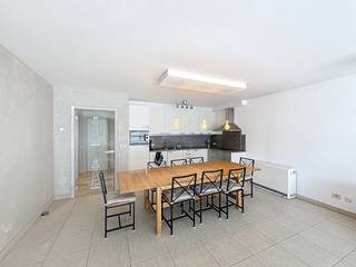 Appartement de type traversant prêt à emménager est idéalement situé au calme mais au centre dans la rue commerçante de Nieuport-Bains, à quelques...