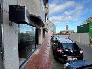 Propriété commerciale sur un emplacement commercial situé au centre de la place Van Bunnenplein et de la Kustlaan.<br /><br />Il s'agit d'une propriété commerciale idéale (87m²) pour démarrer votre propre entreprise. Les possibilités sont infinies. La propriété bénéficie d'une salle de stockage spacieuse de 30m² au sous-sol. <br />Il dispose d'une toilette et d'une kitchenette. Par l'escalier, vous avez accès au sous-sol qui peut être utilisé comme entrepôt. <br />Placard à l'arrière. <br /><br />Loyer progressif : <br />loyer 1ère année : 1.195 €/mois<br />loyer 2ième année: €1.345/mois<br />loyer 3ième année: €1.495/mois<br />loyer à partir du 4ième année: €1.645/mois<br /><br />Charges communes : provision de 90 €/mois<br />Taxe foncière : provision de 220 €/mois<br /><br />Pop up possible.<br /><br />Si ce bien commercial vous intéresse, n'hésitez pas à nous contacter.