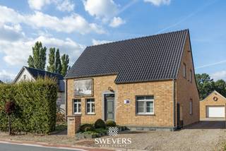 Voor meer info en foto’s, surf naar www.swevers.be – Ontdek deze instapklare open bebouwing aan de Viverselgweg 11 in Heusden-Zolder, gebouwd in 2010 en gelegen op een uitzonderlijk ruim en groen perceel van 42a59ca. De woning beschikt over vier slaapkamers, twee badkamers en royale leefruimtes. Op het gelijkvloers vind je een inkomhal met gastentoilet, een woonkamer van 30 m² en een praktische open keuken. Extra bergruimte zorgt voor het nodige comfort. Een grote troef is de afzonderlijke gelijkvloerse studio met eigen leef- en slaapruimte, badkamer, een open keuken en een overdekt terras. Dit gedeelte biedt mogelijkheden voor verhuur, toeristisch logies, vrij beroep of kangoeroewoonst, terwijl de privacy van het hoofdgedeelte behouden blijft. Op de verdieping bevinden zich drie slaapkamers, badkamer met ligbad én douche en dubbele wastafel, een apart toilet en een berging. Verder beschikt de woning over een kruipkelder en een ruime zolder. De vrijstaande garage van circa 30 m² met carport biedt plaats voor twee wagens, fietsen en opslag. Het royale perceel vormt een absolute meerwaarde voor wie houdt van groen, privacy en veel buitenruimte. Alarmsysteem, rolluiken, mechanische ventilatie, parlofoon en videofoon zijn aanwezig. Dankzij de nabijheid van de E313 en E314 zijn onder meer Lummen en Hasselt vlot bereikbaar. Voor meer informatie, bel 011 255 155. Bron bewoonbare oppervlakte: EPC – verslag.