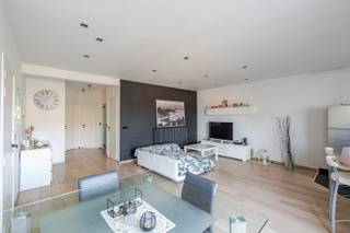 Op slechts enkele minuten wandelen van het centrum van Merchtem bevindt zich deze lichtrijke en instapklare duplex van maar liefst 163 m². Met...