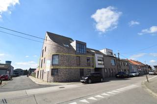 Energiezuinig, recent 3 slaapkamerappartement (92,08 m²) met terras (40 m²) en autostaanplaats. Dit zeer energiezuinige appartement, gelegen op de eerste verdieping beschikt over een inkomhal, een apart toilet, een leef-en eetruimte, een open, volledig uitgeruste keuken, een berging/wasplaats, 3 slaapkamers (waarvan 1 kleine kinderkamer/dressing), een badkamer met inloopdouche en een zeer groot terras. Vloerverwarming, inloopdouche, whirlpool keukentoestellen, inductiekookplaat. Geen huisdieren toegelaten.Lift aanwezig! K: 28 en E:39. Huurprijs 940 € + 60 € provisie maandelijkse lasten met jaarlijkse afrekening. Vrij vanaf 01/01/2026