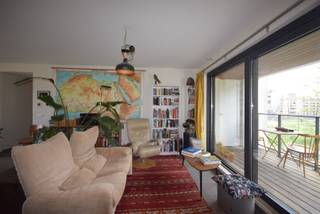 BEZOEKMOMENT VOLZET! Dit lichtrijke appartement is prachtig gelegen aan het water, op de Leiekaai in Gent. Het bevindt zich op de tweede verdieping van een verzorgd gebouw met lift.<br /><br />Bij het binnenkomen komt u terecht in de inkomhal, waar zich een apart toilet en een praktische berging bevinden met aansluitingen voor een wasmachine en droogkast. Verder beschikt het appartement over een ruime en lichtrijke leefruimte met open, volledig geïnstalleerde keuken. Vanuit de leefruimte hebt u toegang tot het ruime terras met buitenberging, ideaal voor extra opslag of het plaatsen van afval.<br /><br />Via de nachthal bereikt u de badkamer, uitgerust met lavabo, bad en douche. Daarnaast zijn er twee slaapkamers aanwezig: een ruimere slaapkamer en een tweede, kleinere kamer die perfect kan dienen als bureau of dressing.<br />Een extra troef is de inbegrepen autostaanplaats in de huurprijs, bereikbaar via een autolift. Bovendien beschikt het gebouw over een handige fietsenberging.<br /><br />Het appartement is beschikbaar vanaf 01/08/2026. Voor elektriciteit, gas en water zijn aparte tellers voorzien. Het appartement wordt verwarmd via centrale verwarming.<br />EPC: LABEL A - 20260601-0003880307-RES-1