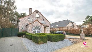 <span>Mooie villa rustig en groen gelegen te Opglabbeek! Deze villa kan u terugvinden aan de Fazantenstraat 17 te Opglabbeek in een rustige woonomgeving. De woning is centraal gelegen met verscheidene winkels, diensten en scholen op een afstand van amper 2 km. Het openbaar vervoer is gelegen op een afstand van 0,5 km. De villa is gelegen op een perceel van 18a10ca en is goed onderhouden. De voorzijde van de woning is voorzien van een oprit naar de achterzijde van de woning, hier bevindt zich een poort die toegang geeft tot de ruime inpandige garage. De tuin is deels beklinkerd en bestaat verder uit een mooi gazon. De achterliggende grond kan perfect gebruikt worden voor het houden van dieren. Deze is volledig afgescheiden van de tuin en voorzien van een toegangspoort. De bewoonbare oppervlakte bedraagt 191 m2. Op het gelijkvloers is er een keuken aanwezig die toegang geeft tot de eethoek en zithoek die bestaan uit een split level. Verder bevindt zich hier ook een eerste slaapkamer met douchekamer en berging alsook een bureel ruimte en separaat toilet. Op de eerste verdieping komt men via de overloop en de vide terecht in 1 van de 3 ruime slaapkamers. De masterbedroom is voorzien van een dressing en badkamer. De kelder is volledig afgewerkt. Hier bevindt zich ook een grote bureauruimte. De volledige woning werd recent, in 2015 gerenoveerd! Zowel de benedenverdieping, eerste verdieping en kelder werden uitgerust met een steentapijten vloer. *Verwarming: gas, ook stookolie mogelijk (momenteel buiten gebruik gesteld) *Raamwerk: dubbel glas, hout *Camerabewaking voorzien *Airco Het KI van de woning bedraagt €1199 STEDENBOUWKUNDIGE INFORMATIE - Stedenbouwkundige vergunning ontvangen: in aanvraag - Stedenbouwkundige bestemming: in aanvraag - Dagvaarding voor inbreuk op de stedenbouwkundige voorschriften: in aanvraag - Verkavelingsvergunning: in aanvraag - Overstromingsgevoelig: niet gelegen in overstromingsgevoelig gebied - EPC: 262 kWh/m2 code 20220916-0002676837-RES-1 - Onroerend erfgoed: in aanvraag</span>