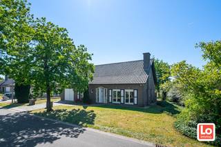 Deze ruime en degelijke villa heeft een heel mooi open zicht achteraan en bevat op het gelijkvloers een inkomhal met gastentoilet, een bureau...