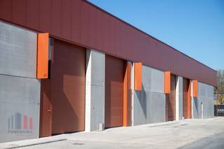 Nieuwbouw KMO-unit met een oppervlakte van 170 m² en minstens 2 privatieve parkeerplaatsen te koop op toplocatie in Izegem. De casco...