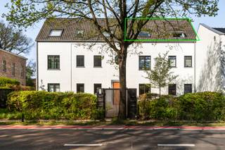 Pal in het centrum van ’s-Gravenwezel bevindt zich dit stijlvol en lichtrijk appartement met twee volwaardige slaapkamers, een zuidwest...