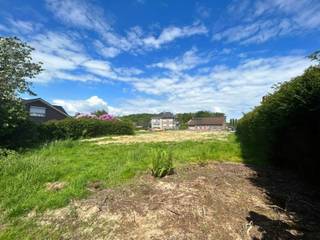 Op een toplocatie in Dilbeek vindt u deze ruime percelen bouwgrond. Ze zijn reeds voorzien van een uitvoerbare bouwvergunning. Er kan dus onmiddellijk gestart worden met het bouwen van een woning volgens de uitgereikte vergunning.<br /><br />De grond is gelegen in een heel rustige straat en heeft bovendien een perfecte zongerichte orientatie. U bouwt in een omgeving waar weinig verkeer is en waar het dus stil en rustig is. Scholen, winkels en andere zaken zoals horeca,… bevinden zich op enkele minuten van waar de bouwgrond zich situeert.<br /><br />We helpen u graag in detail verder voor meer informatie.<br /><br />Tel 09 274 15 53<br />Mail: floris@cornelis-partners.be