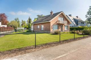 Welkom in de Beversebaan 79 te Zwijndrecht. Gelegen vlakbij invalswegen, openbaar vervoer en het centrum van Zwijndrecht vinden we deze <strong>ruime open bebouwing op een grond van maar liefst 1196m2</strong>.<br /><br />We parkeren de auto op de <strong>oprit</strong> of we rijden door tot de <strong>garage</strong> en parkeren hem in de garage. Van hieruit wandelen we naar de voordeur. Eens we binnenstappen valt ons direct de ruime <strong>inkomhal</strong> op. Deze brengt ons aan de linkerzijde naar de <strong>woonkamer </strong>met aansluitend de <strong>open keuken</strong>. Aan de rechterzijde vinden we nog een <strong>grote ruimte</strong> die momenteel is ingericht als <strong>eerste slaapkamer</strong>, maar perfect dienst kan doen als bureau of eetkamer. Verder vinden we op het gelijkvloers nog een <strong>badkamer </strong>met douche, lavabo en aansluitingen voor wasmachine en droogkast en een <strong>apart toilet</strong>.<br /><br />Met de trap komen we op de <strong>eerste verdieping</strong> uit. Hier bevinden zich <strong>3 ruime slaapkamers.</strong> De grootste slaapkamer heeft zelfs toegang tot een extra <strong>bergruimte.</strong> Deze kan je omtoveren tot dressing. Verder is er nog een <strong>zolderruimte</strong> die eventueel nog kan omgebouwd worden naar een extra badkamer.<br /><br />Eens terug beneden stappen we de <strong>gezellige en grote tuin</strong> in. De woning is omringd door groen. Zowel achter als naast de woning is tuin aanwezig. Ideaal voor mensen met groene vingers. In de tuin vinden we ook nog een handig tuinhuis om tuinspullen in op te bergen.<br /><br />Als extra is er ook nog een mooie <strong>kelder</strong> aanwezig. Direct beschikbaar bij akte.<br /><br /><strong>Technisch:</strong><br />- EPC: 1108 kWh/m2jaar, EPC F<br />- G-&amp;P-score: A&amp;C<br />- Renovatieplicht<br />- Stedenbouw in aanvraag