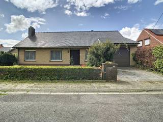 Deze bungalow heeft een grote tuin en 2 kamers met zicht op de tuin. De woning is gelegen in een rustige omgeving nabij het centrum van Ieper.INDELINGGelijkvloers:- Grote woonkamer (36m²)- Slaapkamer 1 (15m²)- Slaapkamer 2 (14m²)- Bureau (7m²)- Klassieke keuken- Berging- Badkamer met een luxe ligbad- Ruime garage (18m²)- Grote wasruimte- Apart toiletBuiten: - Verzorgde tuin met een vijver - TuinhuisVerdieping +1:- Goed geïsoleerde en grote zolder (volledige oppervlakte boven gelijkvloers)Ben je geïnteresseerd in dit pand te huur in Ieper? Surf dan naar de website www.dewaele.com, klik op de rode knop 'Bezoek aanvragen' en vul het huurdersprofiel in. Daarna nemen we contact op voor een bezoek. Telefonisch kunnen er geen afspraken ingepland worden.