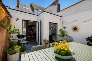 LIGGINGDeze woning bevindt zich in het populaire Sint-Amandsberg en combineert een uitstekende bereikbaarheid met alle voorzieningen binnen...
