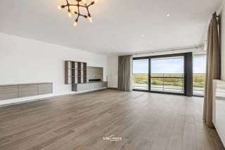 Bent u opzoek naar een luxueus appartement met twee slaapkamers (incl. bureau én dressing), dubbele garage, kelderberging én een ruim terras met...