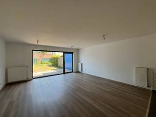Deze woning is gelegen in een rustige verkaveling nabij het centrum van Deinze. <br />Winkels, openbaar vervoer, scholen, ... in de onmiddellijke omgeving, én een vlotte verbinding naar belangrijke invalswegen.<br /><br />De woning omvat op het gelijkvloers een inkomhal met gastentoilet, ruime leefruimte met zicht op tuin met aangelegd terras, volledig ingerichte keuken, bureel en berging. <br />De verdieping omvat een nachthal met afz. toilet, 2 slaapkamers die toegang bieden tot een zonnig terras en 2 (slaap)kamers aan de voorzijde. Er is tevens ook nog een badkamer met ligbad en dubbele lavabo.<br /><br />Ondergrondse staanplaats (nr. 92) inbegrepen.