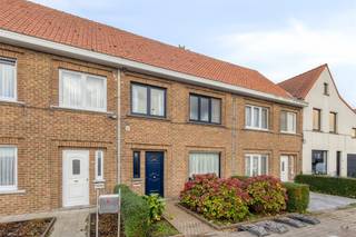 Op de verbindingsweg tussen Oostende en Brugge bevindt zich deze woning met bijzonder veel potentieel. Een ideale keuze voor wie graag nog...