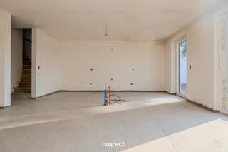 Aankoop mogelijk aan 6% BTW!Ontdek deze zeer ruime en moderne halfopen nieuwbouwwoning op een gunstige locatie in Sijsele, met vlotte verbindingen naar Brugge, Maldegem en de Kust. In de directe omgeving vindt u winkels en openbaar vervoer.De woning combineert moderne architectuur met hoogwaardige afwerking en biedt een bewoonbare oppervlakte van ca. 200 m², aangevuld met een vrijstaande garage van 28 m².Indeling: inkomhal met gastentoilet, ruime en lichtrijke leefruimte (47 m²) met open, volledig geïnstalleerde keuken en aansluitende berging/wasplaats. Op de eerste verdieping bevinden zich 3 slaapkamers, waaronder een master bedroom (17 m²) met ruimte voor een grote dressing, een stijlvolle badkamer met inloopdouche, ligbad en dubbel lavabomeubel, en een apart toilet. De zolder (28 m²) met vaste trap biedt extra mogelijkheden (leidingen worden voorzien)Buiten geniet u van een zuidwestgerichte tuin met inbegrepen afsluiting.Energiezuinig wonen met E-peil < E20, warmtepomp, vloerverwarming, regenwaterput 7500l aangesloten aan de sanitaire installatie, ventilatiesysteem D en zonnepanelen.📞 Contacteer Lorenzo voor een bezoek: 0492 08 08 08 – lorenzo@correctvastgoed.be👉 Online schattingstool: https://www.correctvastgoed.be/schatting