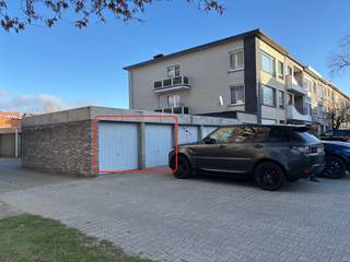 Betreft een dubbele garage met 2 individuele kantelpoorten. De garage is voorzien van een tegelvloer. Voor elke poort is nog een staanplaats...
